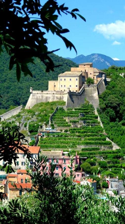 Ferienwohnung Guardando Il Castello Finale Ligure Exterior foto